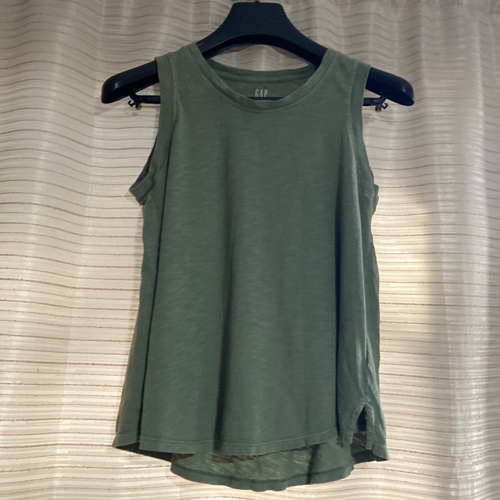 GAP Easy Tee. Like New! Size Small. Sage green
